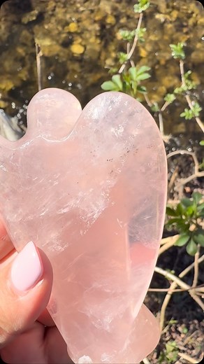 Anjel z minerálu ruženín. Nádherný až priesvitný plazmatický ruženín plný svetla a krásnych vibrácií do priestoru vysiela kódy a energie Lásky. https://www.anjelskekamene.sk/anjelskekamene/eshop/0/0/5/750-Anjel-plazmaticky-ruzenin-masivny 💗Plazmatické kryštály sú jemnohmotnejšie kryštály pracujúce medzi sférami, sú priehľadnejšie, iné farby ako obvyklé ruženíny. Tento kryštál je z Madagaskraru a jeho energia je svetelná, jemnohmotná a plazmatická. Preniká ako vyššou kozmickou svetelnou sférou,