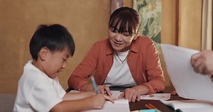 Hogar, abuela y ayudar al niño: video de stock (totalmente libre de regalías) 3650314661 | Shutterstock