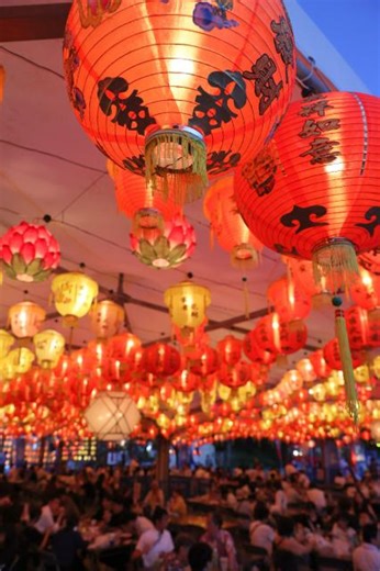 夜空彩る１万の明かり　ランタンナイト開幕　フローランテ宮崎、8月17日まで