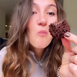 COCONUT PROTEIN ROUGH 🥥 🍫 A delicious and easy snack made by @thefitfeast using our WPI90 Protein Powder 👇🏼 INGREDIENTS: 1 block dark chocolate, melted 1/2 cup shredded coconut 1 serving of WPI90 Rich Chocolate Protein Powder 2 tbsp honey Pinch of Salt METHOD: 1. Melt your chocolate in a microwave safe bowl. 2. Add in all other ingredients and mix well. 3. Spoon into lined baking tray, making circle sized bites. 4. Pop into freezer for 1 hour. 5. Enjoy! Store in freezer. Serves 8. | True Pro