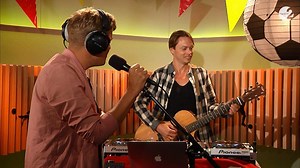 Regi bracht vanmorgen samen met Jake Reese zijn nieuwste single 'Ellie', die hij speciaal schreef voor zijn prachtige dochter! 💕 Waar zijn die handjes?! 👐 | Radio2