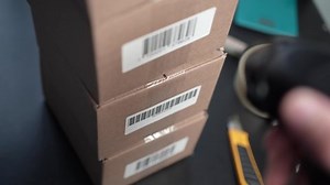 Utilisation d'un scanner de code-barres pour : vidéo de stock (100 % libre de droit) 1089676965 | Shutterstock