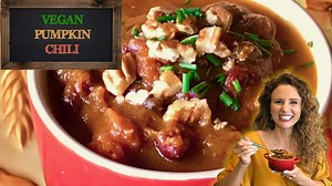 🎃 New video: 15-Minute Vegan Pumpkin Chili! 🌶 This autumn inspired chili is sooo good, sooo easy, and requires zero chopping (with the exception of optional chopped toppings!) In fact, wait ‘til you see my out-of-the-ordinary favorite way to top this chili! 🧡 | Audrey Dunham
