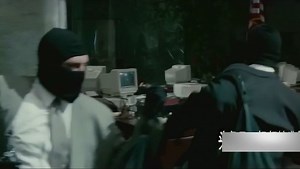 罗伯特·德尼罗电影作品_至今无法超越的警匪大片，劫匪抢走数亿美金大摇大摆走出银行！