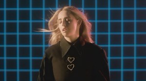 ロンドン出身のシンガー LAUREL、新作EP『PETROL BLOOM』をリリース！ | indienative