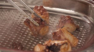 Ker smo v času poletja, so tudi naši recepti poletni, čeprav pridejo prav kadarkoli :-) Tale hobotnica je kuhana in pečena na žaru in zato še prav posebej primerna za tale čas. Za vse ljubitelja morske hrane in pečenja na žaru torej :-) Pa dober tek! | AMC