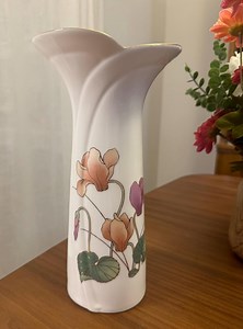 Vintage Fine China Japan Ivory Porcelain Floral Peach & Purple Cyclamen Flower Vase With Gold Trim - Etsy