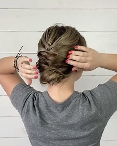 Let’s start the week with some education! ✨ Check out @beautybyhaleygarber #techniquetakeover on her unique Fishtail Braids. "Great for when you don’t want to have the messy bun day but also don’t want to shampoo quite yet.” Aka us, every day of #quarentine 🤣 . Here’s how to: A quick mist of #StyleStories dry shampoo to soak up some excess oil followed by a fishtail braid back. Leave out the sides, to twist that up to a bun and pin. Then twist back the sides and pinned those in. Finish the look
