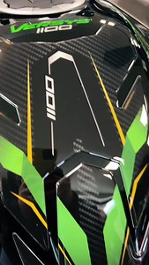 🖤💚 Kawasaki Versys 1100 SE 2026 Emerald Blazed Green (GN1) 3D graphics by Black Doves Graphics® 🇮🇹 🛡️✨ Dettagli che fanno la differenza! 👉 Link in bio #kawasaki #versys1100 #versys #blackdovesgraphics #fyp | Black Doves Graphics