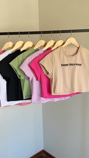 Uma blusa T-shirt cropped 100% algodão é uma peça de vestuário moderna e confortável que combina estilo e qualidade. Ela é confeccionada inteiramente em algodão, um material conhecido por sua suavidade e respirabilidade, tornando-a perfeita para uso em dias quentes ou como uma camada de base versátil em qualquer estação. R$25,00 📦Enviamos para todo Brasil Disponível no nosso site www.naphtalina.com.br #naphtalina #lojanaphtalina #cropped #t-shirtcropped #t-shirt #news #novidade #pelotas | Loja 