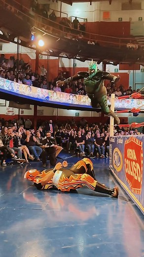🤯 ¡La plancha de Kráneo sobre Volcano! #CMLL #LuchaLibre #Wrestling #ArenaColiseo #SlowMotion #Kraneo #Volcano