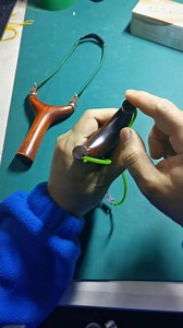 The benefits of tubes are being discovered. Some shooters use the double-pouch method to install tubes to wooden forks. In this video, I shared another way to do the same thing. If you want the rosewood fork in the video, click on the link→ https://trade.onloon.net/detail?itemId=66f59fa8c2054d57ad6964d9807de82f #slingshot # rubber tube #shooting | Gzkband