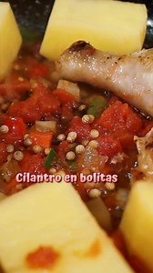 Receta fácil de pollo con alubias: ¡Para chuparse los dedos! Para preparar esta deliciosa receta necesitas estos ingredientes. 🔹2 Cuartos traseros de pollo 🔹1 Bote de alubias cocidas 🔹1 Patata 🔹Tomate natural 🔹Verduras troceadas al gusto 🔹Aceite de oliva 🔹Sal y Pimienta 🔹Mantequilla 🔹Cilantro en bolitas 🔹Ñora picada 🔹Comino o cebolla en polvo 🔹Cúrcuma 🔹Agua 🔹Uvas al moscatel (opcional) #Pollo #Recetasdepollo #Natirecetas #Polloconuvas #Moscatel | Nati recetas caseras