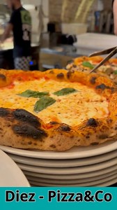 Immersi in una 𝒄𝒖𝒍𝒕𝒖𝒓𝒂 𝒔𝒕𝒓𝒆𝒆𝒕, da Diez Pizza & Co., ogni #pizza è un capolavoro, preparata con passione e ingredienti freschi. 🍕 Qual è la tua preferita? 😍 Ti aspettiamo questa sera per vivere un’esperienza contemporanea in ogni morso! 🔟 #VadoFuori | TermoliOnLine.it