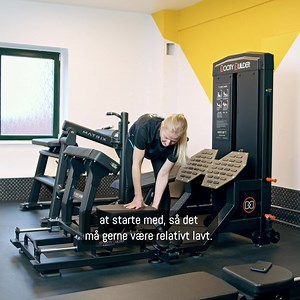 Har du set vores nye maskine; ’Booty Builder’? Vores personlig træner, Stine, viser dig her i videoen, hvordan du bruger maskinen. Rigtig god træning 😊 | PureGym DK