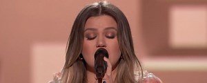 Kelly Clarkson Covers Blondie; Clarkson and Jimmy Fallon Cover Sonny and Cher