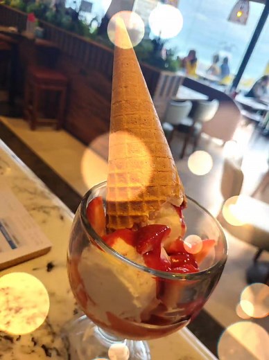 Strawberry sundae... Yes please!!! 🍓🍨 On the menu from today #strawberry #strawberrysundae #icecream #icecreamlover #urbanreef #boscombebeach #boscombepier #boscombe #lovewhereyoulive | Urban Reef