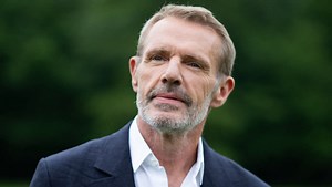 Lambert Wilson a aimé des hommes, a aimé des femmes... mais pourquoi a-t-il tiré un trait sur la passion amoureuse ?