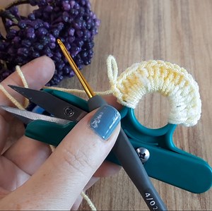 I decorate the handle of the scissors with crochet knitting, it is very beautiful #crochet #knitting | Crochet & Design Workshop