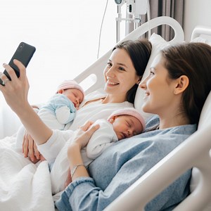 Deux mères partageaient une chambre d’hôpital, ont posé pour une photo, puis ont disparu de la vie l’une de l’autre. Vingt-cinq ans plus tard, elles se sont retrouvées, découvrant que leurs bébés avaient été tragiquement échangés.Dans une maternité, deux jeunes mères reposaient dans la même chambre : Emily et Sarah. L’hôpital était calme, le léger bourdonnement des lumières fluorescentes se mêlant aux doux gazouillis des nouveau-nés. Le destin avait voulu qu’elles accouchent à seulement six heur