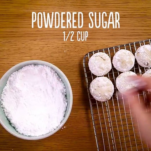 'Tis the season for sweet treats. RECIPE: http://bit.ly/2hcEZ2V | Pillsbury