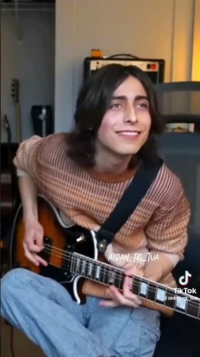 Aidan Gallagher tocando Na Na Na- My Chemical Romance en su guitarra