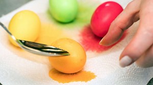 Eier abschrecken, ja oder nein? Wann es Vorteile bringt und wann der Temperatursturz heikel werden kann