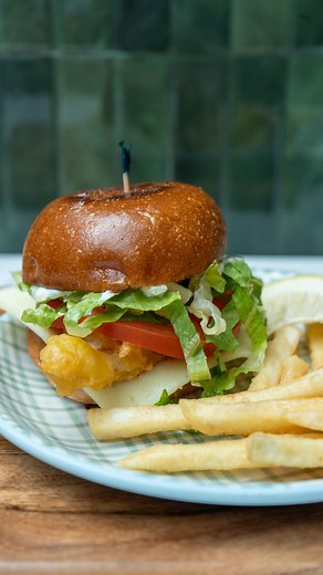 and bring this crispy cod sandwich with you! 🤗 #seafood #fish #sandwich #seattleeats #seattlerestaurants #seattle #pikeplacechowder | Pike Place Chowder