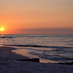 Ich könnte den ganzen Tag am Strand liegen und die Wellen beobachten 🏝️🌊 #Strandliebe #Ostseeküste | Hotel Gran BelVeder