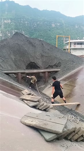 14K views · 213 reactions | Barge unloading 2100 tons of iron ore | USA Machines Channel | Facebook