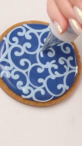 493K views · 713 reactions | This wet on wet royal icing cookie is a simplified version of my filigree design. I love this simpler version because it’s easy to do and looks so pretty! I combined two shades of blue icing with a red bead border for this Christmas cookie color palette. The tutorial and recipes are in the Cookie Art Club! #howto #christmascookies | SweetAmbs | Facebook