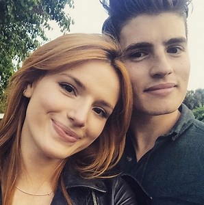 Gregg Sulkin megszívatta Bella Thorne-t