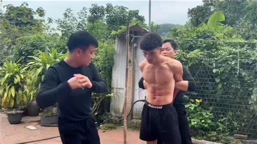 RT @Anhgutpunch1: stomach punching and stomach kickingvideo full: 25min👇👇👇https://t.co/5ZykgUgS3m#gutpunch #trampling #kick #虐待