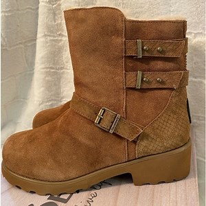 BEARPAW Lucy SuedeSheepskin Moto Boot with NeverWet-Size 8. Hickory New