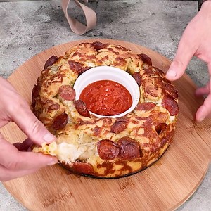 Simple Pepperoni Pizza Pull Apart Bread | Fever Vid