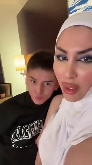 Hoejabi milf getting ready for a threesome #milf #hoejabi #threesome #slut