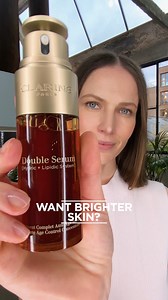 Glow up in just 16 seconds with Clarins’ Stimulating Pro Technique ✨ Simply distribute the Double Serum evenly over these key areas, and repeat these steps 3 times each: • under the cheekbones • on the cheekbones • on the forehead • on the neck This helps boost circulation, revive radiance and promote firmness using the natural weight of your hands. Try it out yourself tonight ❤️ Discover Clarins Double Serum at www.Clarins.com or visit our stores. #Clarins #ClarinsDoubleSerum #DoubleSerum #Seru
