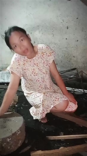 Aku masih menggunakan tungku api tradisional untuk memasak | Baine Toraya Dirantepao