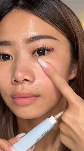 Hot weather? No problem ☀️ This mattifying primer is your secret weapon — controls oil, blurs pores, keeps makeup in place. After skincare sunscreen 2. Focus on T-zone & nose 3. Apply foundation. Voilà — flawless all day. #focallure #focallureph #NewLaunch #BaseMakeup #HoldMyPrimer #OilControl #FreshAllDay #PHBeautyCommunity #BeautyTokPH | Focallure Philippines