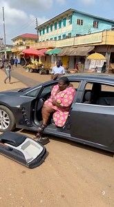 Fat lady scatter door of car | Ahans