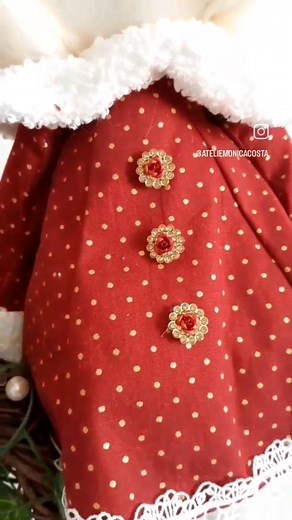 Descubra a Magia do Natal com o Curso Doce Natal de Bonecos de Pano do Ateliê Mônica Costa! Você já imaginou criar lindos bonecos de pano para decorar sua casa durante as festas natalinas? Agora, você pode aprender essa arte encantadora com o Curso Doce Natal de Bonecos de Pano do Ateliê Mônica Costa! Sobre o Curso: O Doce Natal de Bonecos de Pano é um curso exclusivo e apaixonante, criado pela renomada artesã Mônica Costa. Com anos de experiência em criação de bonecos de pano e o espírito natal