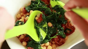 Préparer une salade saine avec des : vidéo de stock (100 % libre de droit) 3697810297 | Shutterstock