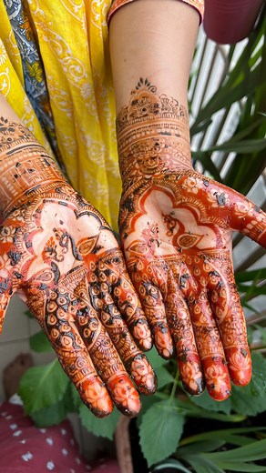 Fresh henna stain from after 7 hours of applying it. It's very important to keep the henna alteast 7/8 hours after applying it and it should remove it with applying oil not washing it in water ❌ If you maintain this little steps your henna will definitely get darker ❤️ #henna #mehendidesign #hennaartist #hennaart #hennaartistitaly #mehendiartist #hennabyoishi #hennaartist #mehendiart #hennaartistitaly #mehendiceremony #destinationwedding #mehendiartistitaly #henneitalia #comoartist #mehendiartis