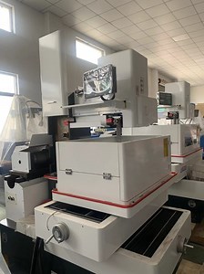 [Hot Item] Chinese Factory Metal Autocad CNC Wire Cut EDM Machine Servo Motor Medium Speed Lk-Series