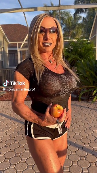 💪👸Me X apple🍎💥 Who is going to win? . . . . . . . . #monicamartinpro #featofstrength #strongwomen #ifbbpro #challenge #muscle #gym