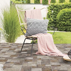 423K views · 388 reactions | Vrei să schimbi complet aspectul spațiului tău exterior?  Gresia Cesarom Argila are aspect natural de piatră, este rezistentă la intemperii și ușor de întreținut. Fă-ți socoteala pentru necesarul proiectului și vino la cumpărături! https://buff.ly/pTVlY11 #leroymerlinro | Leroy Merlin Romania | Facebook