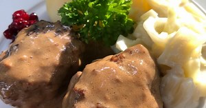 Kjøttkaker med brun saus og kålstuing