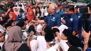 333K views · 10K reactions | Kepada Allah SWT saya berdoa dan berserah. Berikanlah hambamu kekuatan Ya Allah. Mampukan hambamu menjalani segala ujian yang perlu dilalui. Permudahkan urusan hambamu di dunia dan akhirat. | Najib Razak | Facebook