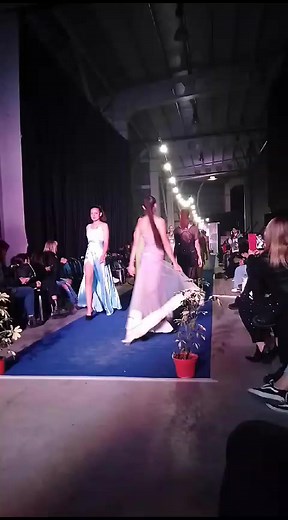 7.9K views · 36 reactions | Calle Angosta se vistió de moda en la tarde del domingo. El evento estuvo organizado por Marita Model y estuvo colmado de público. #fmlatina #Noticias#villamercedes #moda #SanLuis #fmlatina1039 | FM Latina 103.9 | Facebook