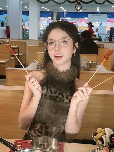 Nhã Trân Uống Sữa Mẫu Độc